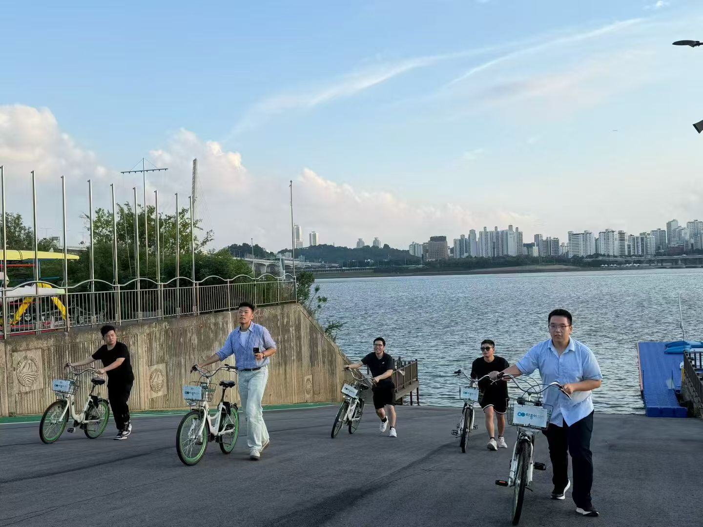 Cycling along the Han River
